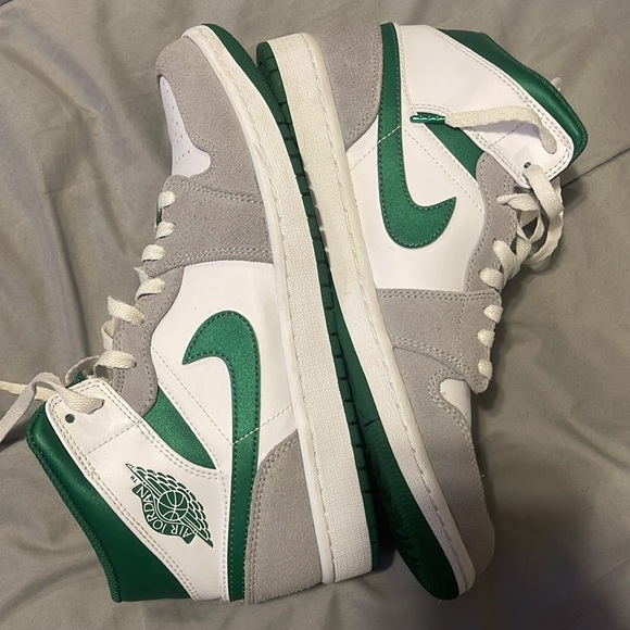 white/pinegreen/smoke grey jordan 1 mids - Picture 2 of 3